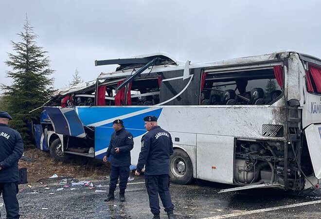 Yolcu otobüsü devrildi; 1 ölü, 30 yaralı